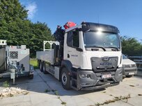 Vrachtwagen met autolaadkraan