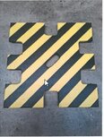 Kabeldoorvoertegel geel/zwart geschilderd met ingefreesd logo